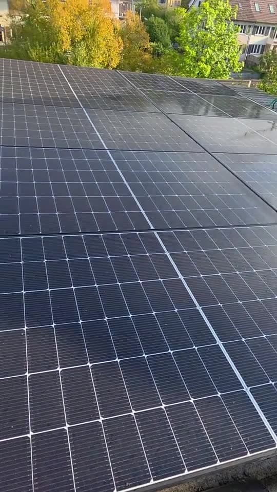 Verschmutzte Solarmodule vor der Reinigung in Liestal