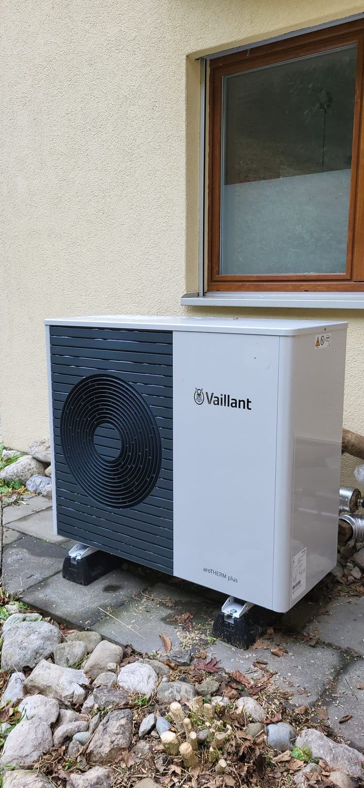 Vaillant aroTHERM plus heat pump installed against the facade of a house in Lutry, Vaud