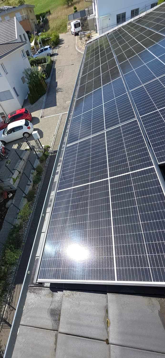 Saubere Photovoltaikmodule nach der Reinigung durch I.ON, Spiegelung des Himmels auf dem Glas