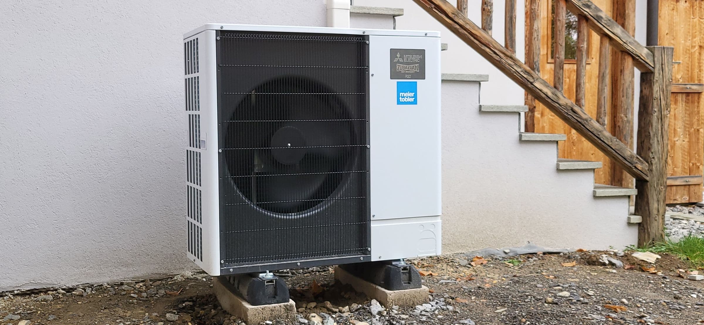 Mitsubishi Electric air-to-water heat pump at the foot of a chalet in Ollon, canton of Vaud